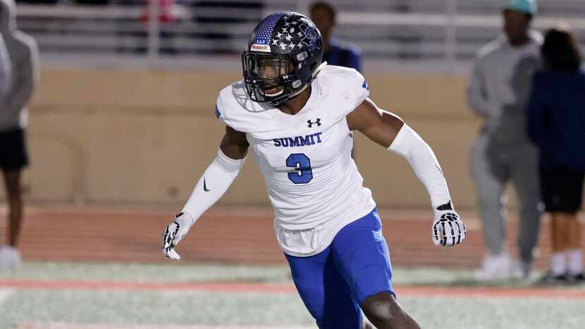 Mansfield Summit defensive back Ahmaad Moses defends against Colleyville Heritage during the...