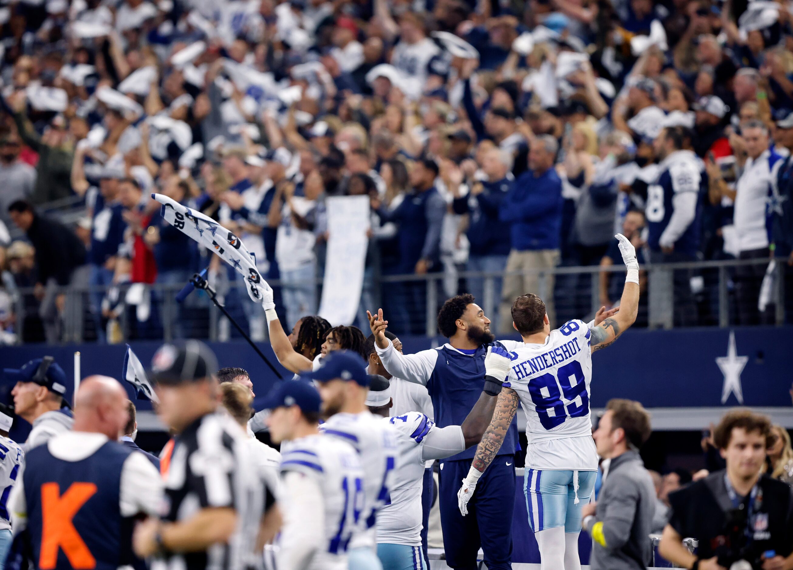 Dallas Cowboys tight end Peyton Hendershot (89) and his teammates rally the fans late in the...