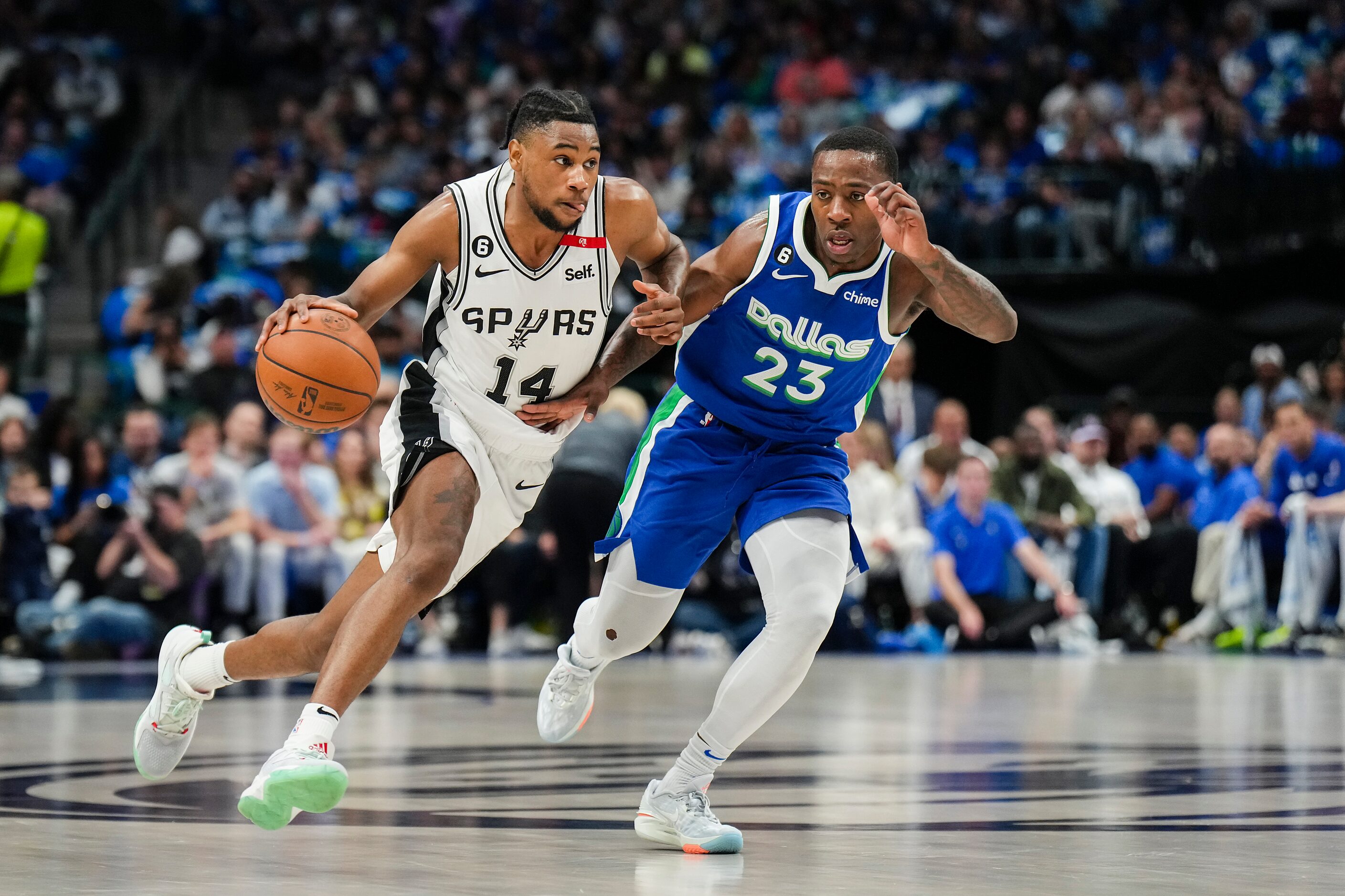 Dallas Mavericks guard McKinley Wright IV (23) defends against San Antonio Spurs guard Blake...