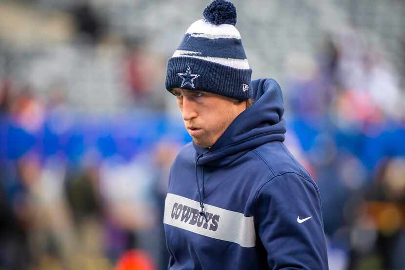 FILE - Dallas Cowboys outside linebacker Sean Lee warms up before an NFL football game...