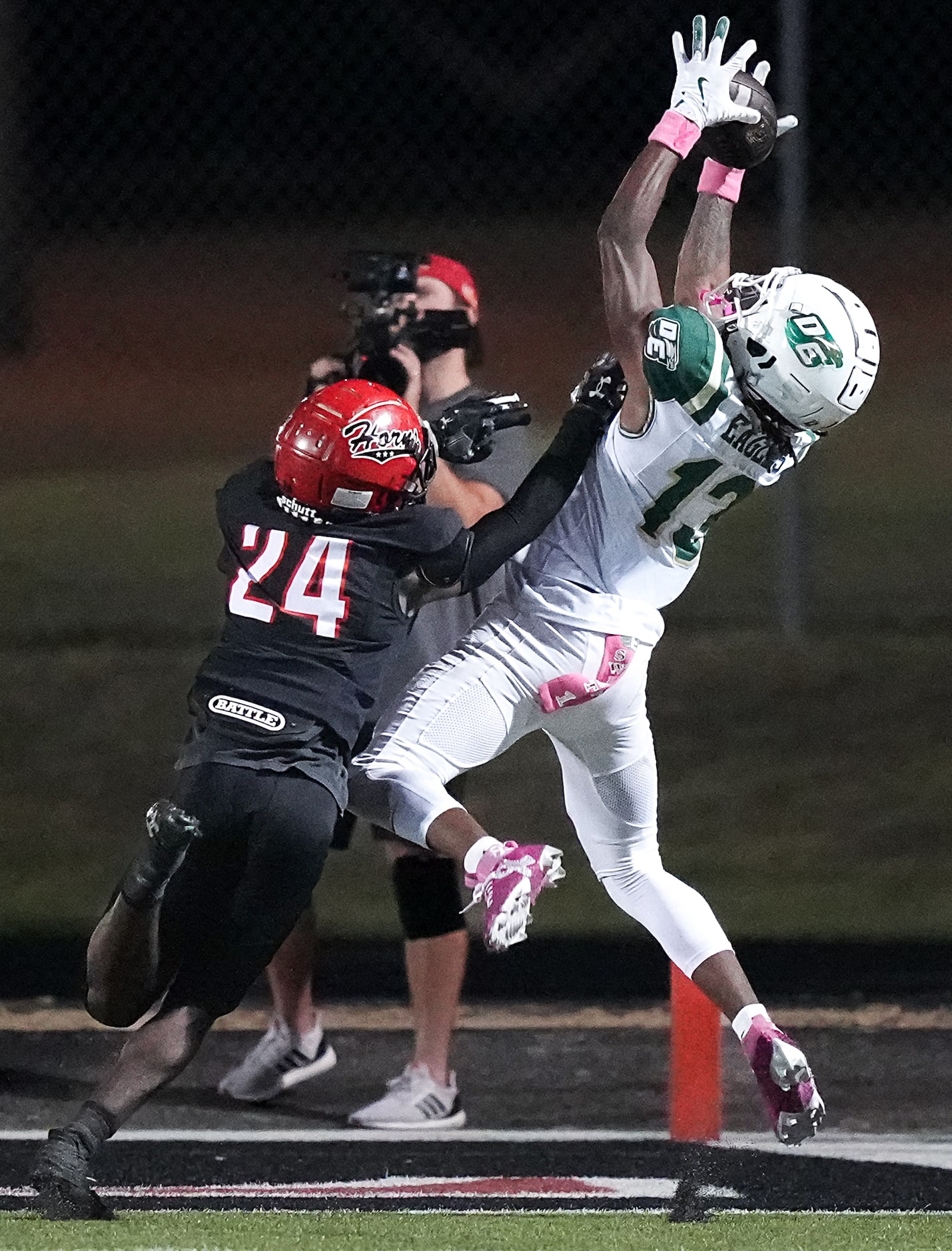 DeSoto wide receiver Daylon Singleton (13) catches a 28-yard touchdown pass over Cedar Hill...