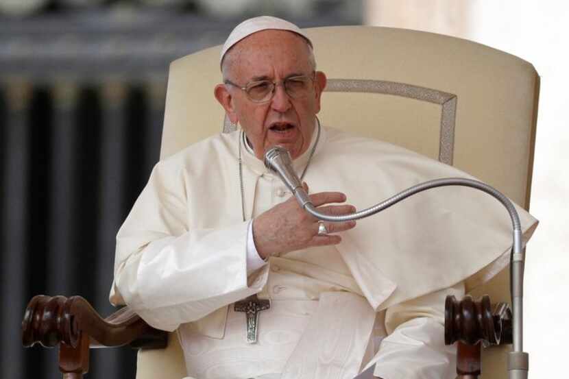 El papa Francisco durante su audiencia semanal en la basílica de San Pedro, en el Vaticano,...