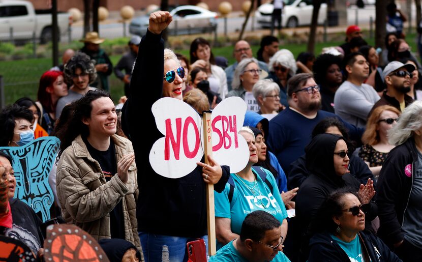 Nohemi Viay de Dallas (al centro) fue una de más de 200 personas que marcharon por el centro...