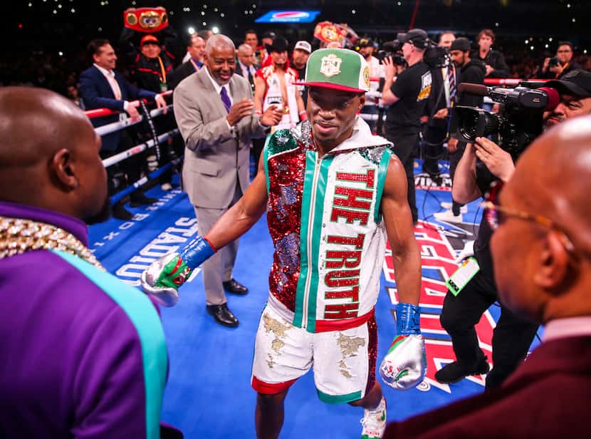 Errol Spence Jr. talks with Floyd Mayweather Jr. before a IBF World Welterweight...