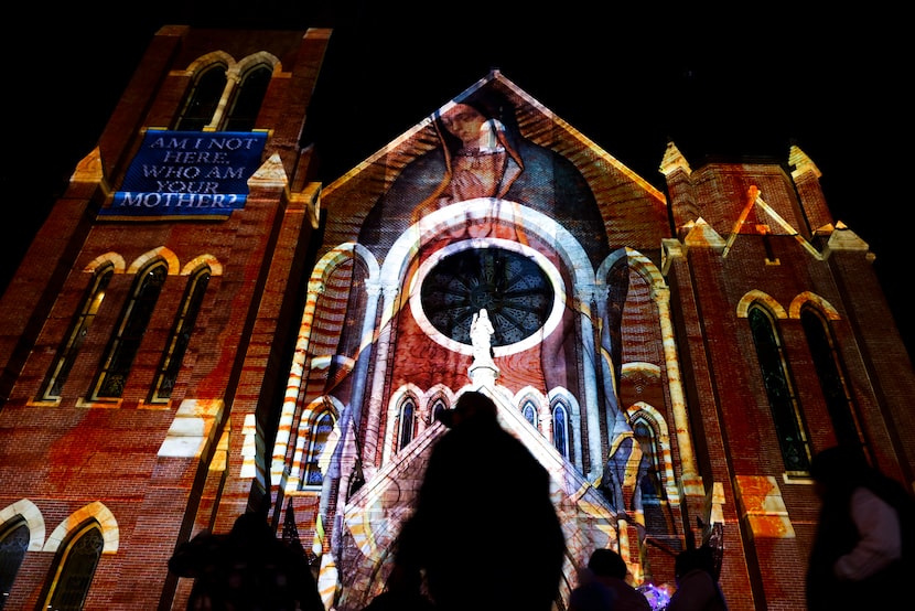 Una imagen de la Virgen de Guadalupe se refleja sobre la fachada de la Catedral del centro...