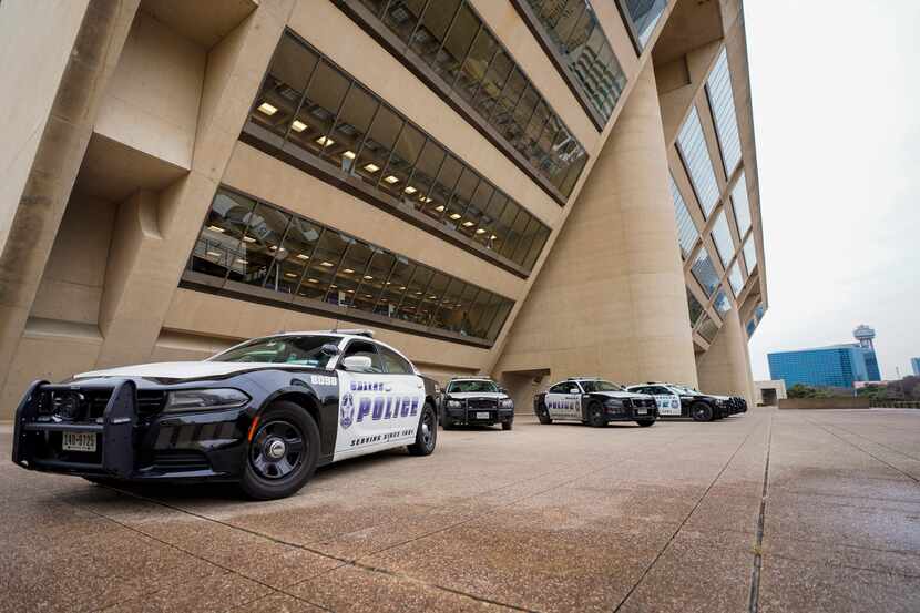 Policías de Dallas están estacionados en sus vehículos alrededor del ayuntamiento de Dallas,...