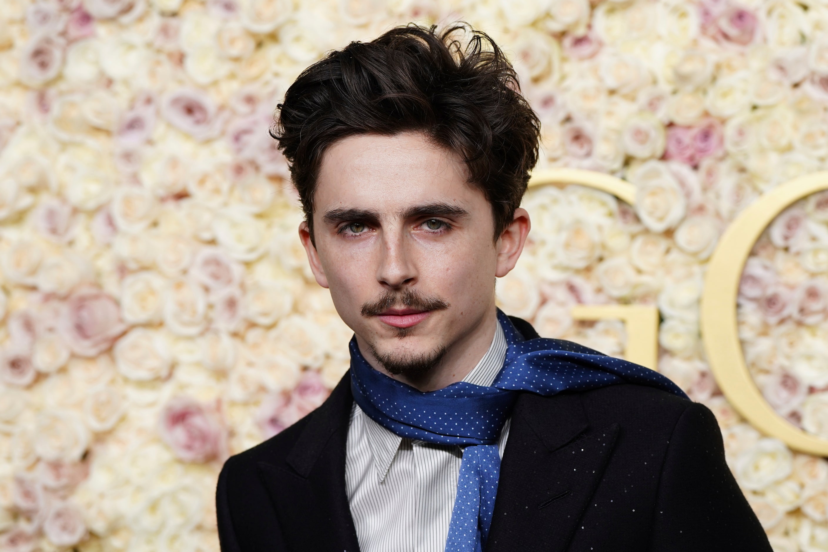 Timothee Chalamet llega a la 82ª edición de los Globos de Oro el domingo 5 de enero de 2025...