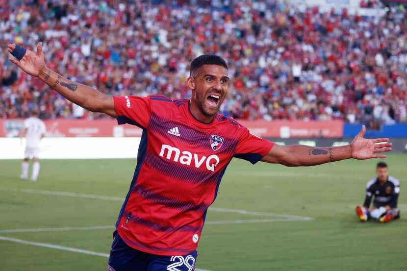 El delantero del FC Dallas, Franco Jara, celebra su gol sobre el LA Galaxy, el 30 de julio...