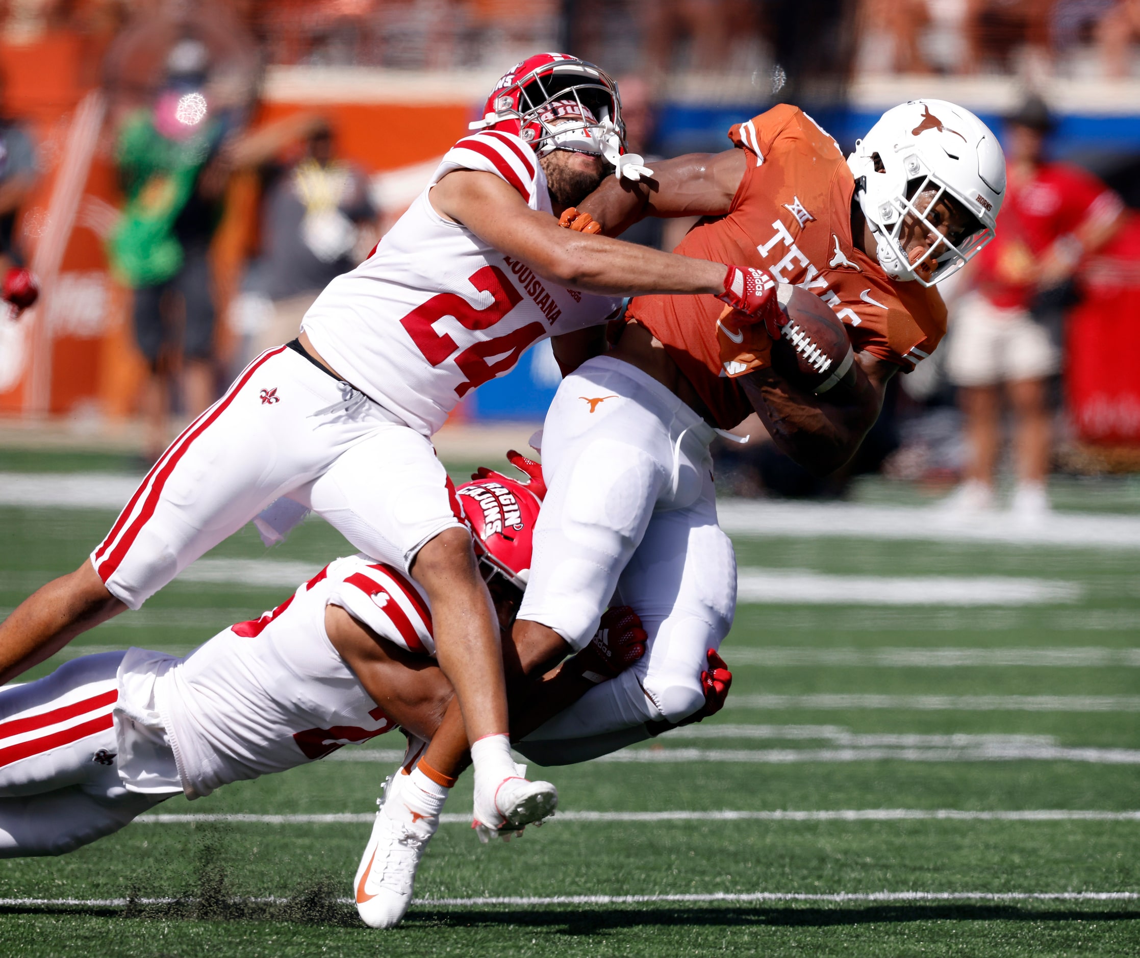 Texas Longhorns running back Bijan Robinson (5) fights off Louisiana-Lafayette Ragin Cajuns...