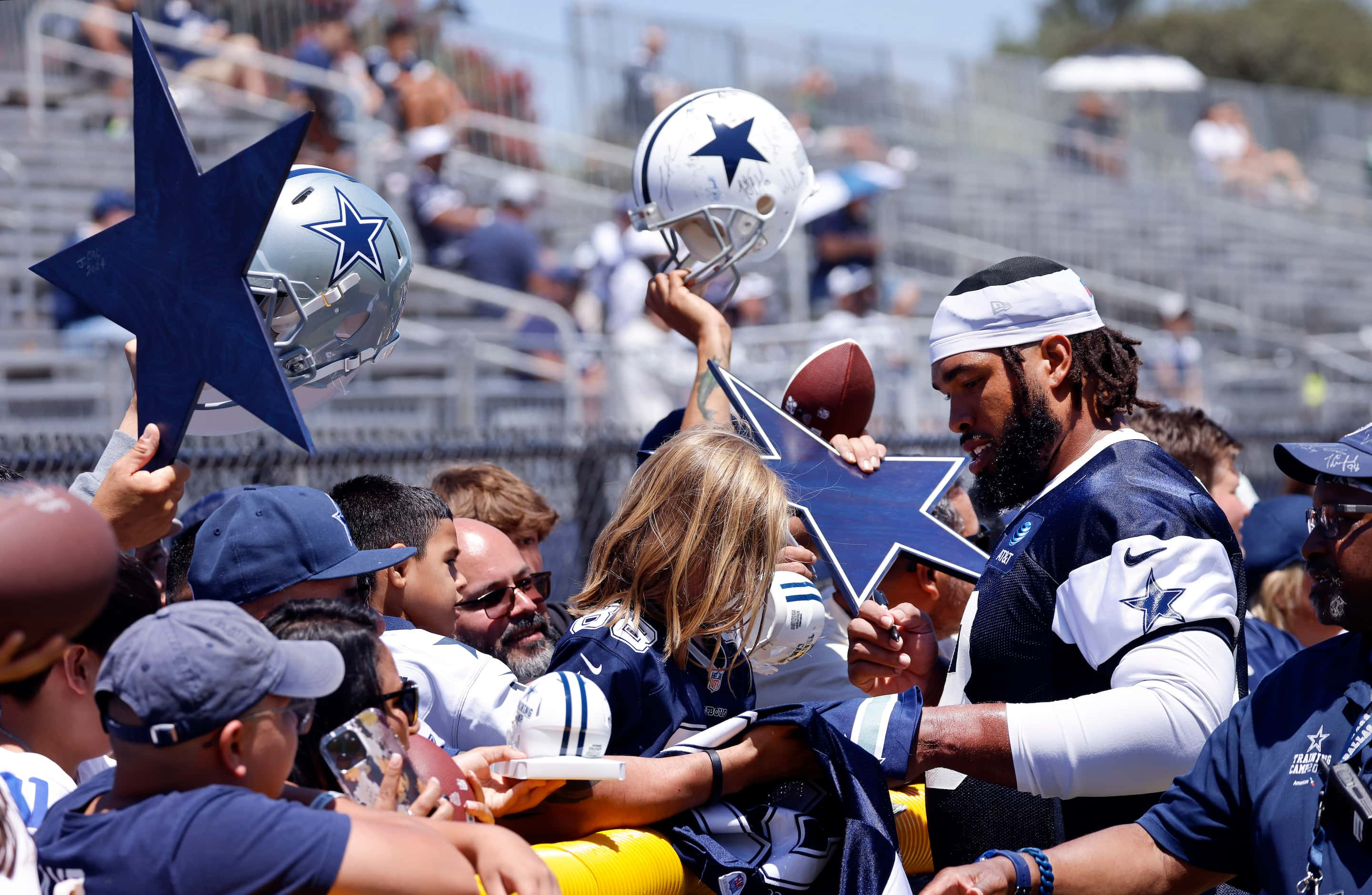 Dallas CowboyDallas Cowboys defensive tackle Carl Davis (98) signs autographs for fans...