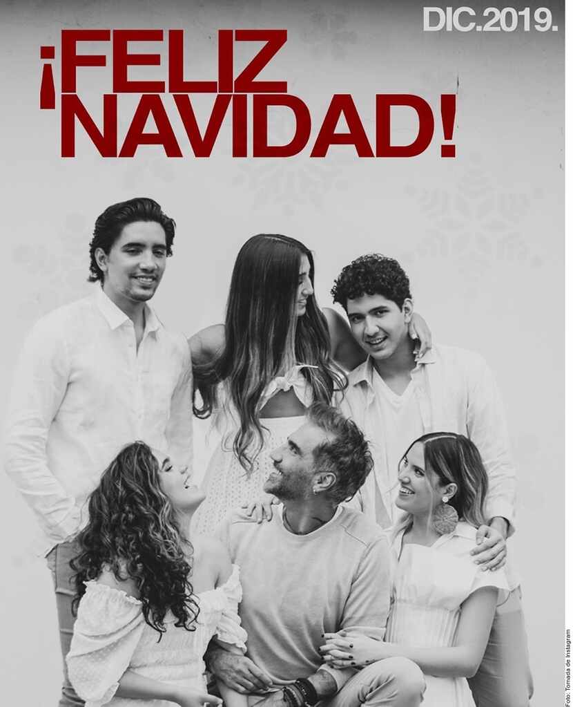 Postal navideña de Alejandro Fernández y familia.