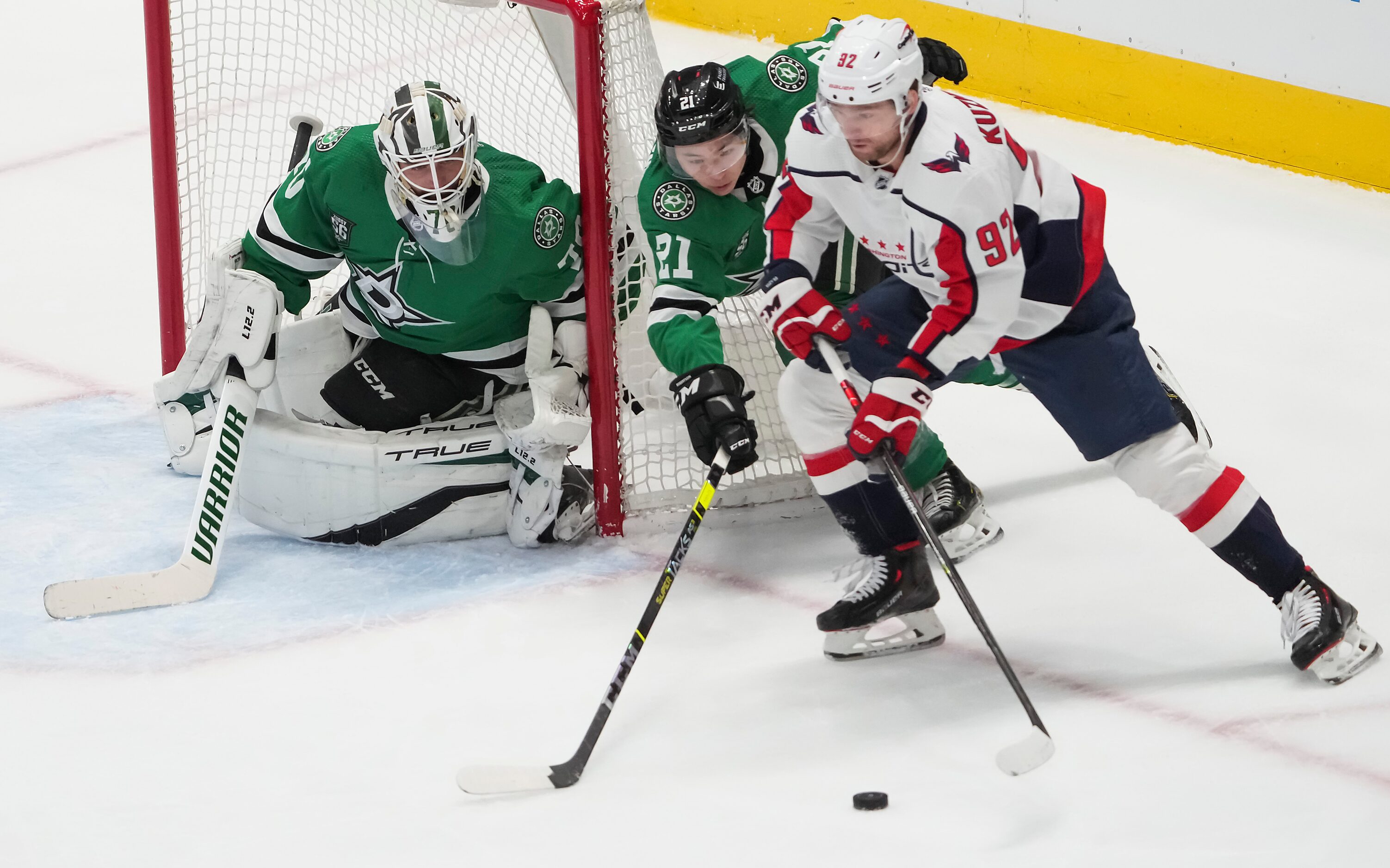 Washington Capitals center Evgeny Kuznetsov (92) controls the puck against Dallas Stars left...