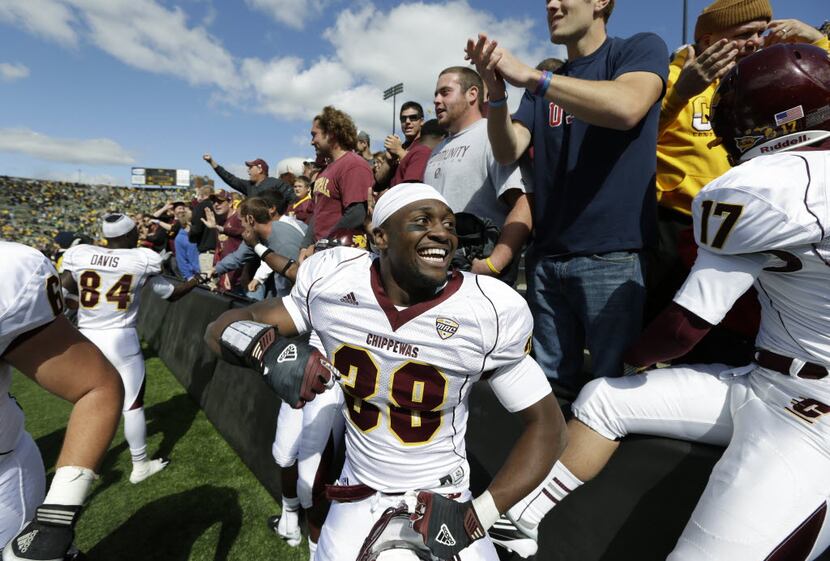 Central Michigan's Kavon Frazier (38) celebrates with teammates after their 32-31 victory...