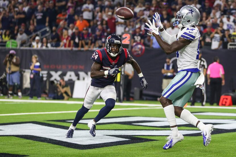Dallas Cowboys wide receiver Allen Hurns (17) lands a touchdown pass from quarterback Dak...