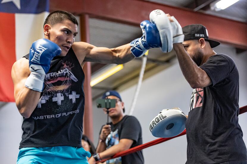 South Grand Prairie boxer Vergil 
Ortiz Jr., left, throws a punch during a workout with his...