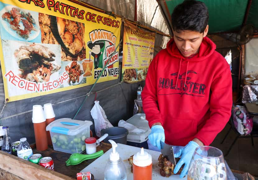Adán Gómez, de 22 años, trabaja despachando patitas de cerdo fritas en el restaurante "La...