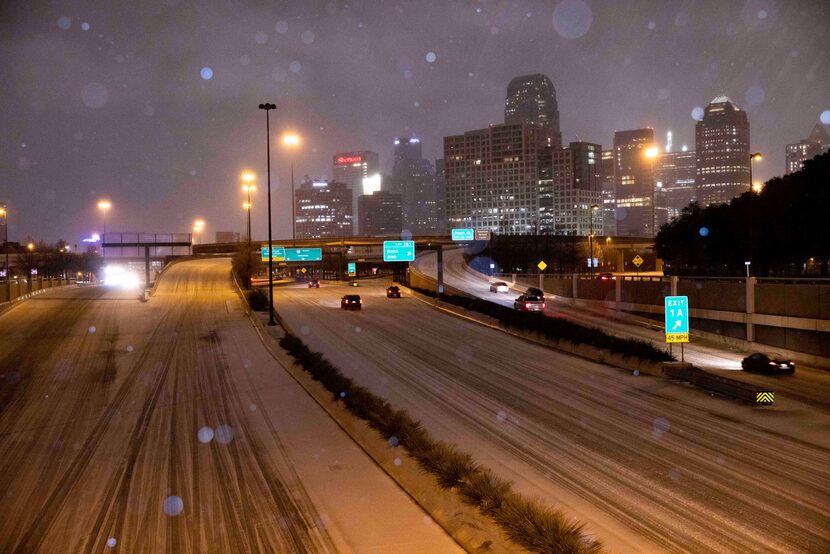 Carros transitan por la North Central Expressway en la mañana del jueves 3 de febrero de...