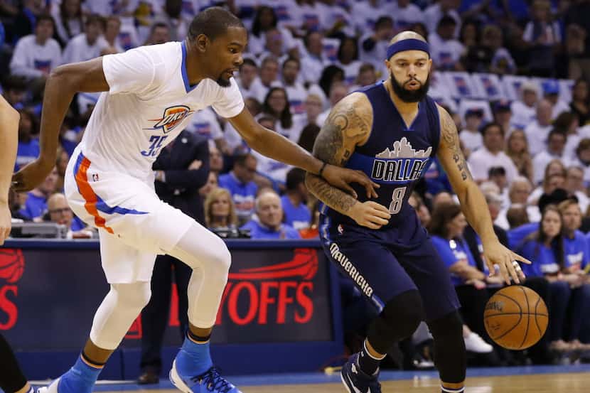 Dallas Mavericks guard Deron Williams (8) drives to the basket around Oklahoma City Thunder...