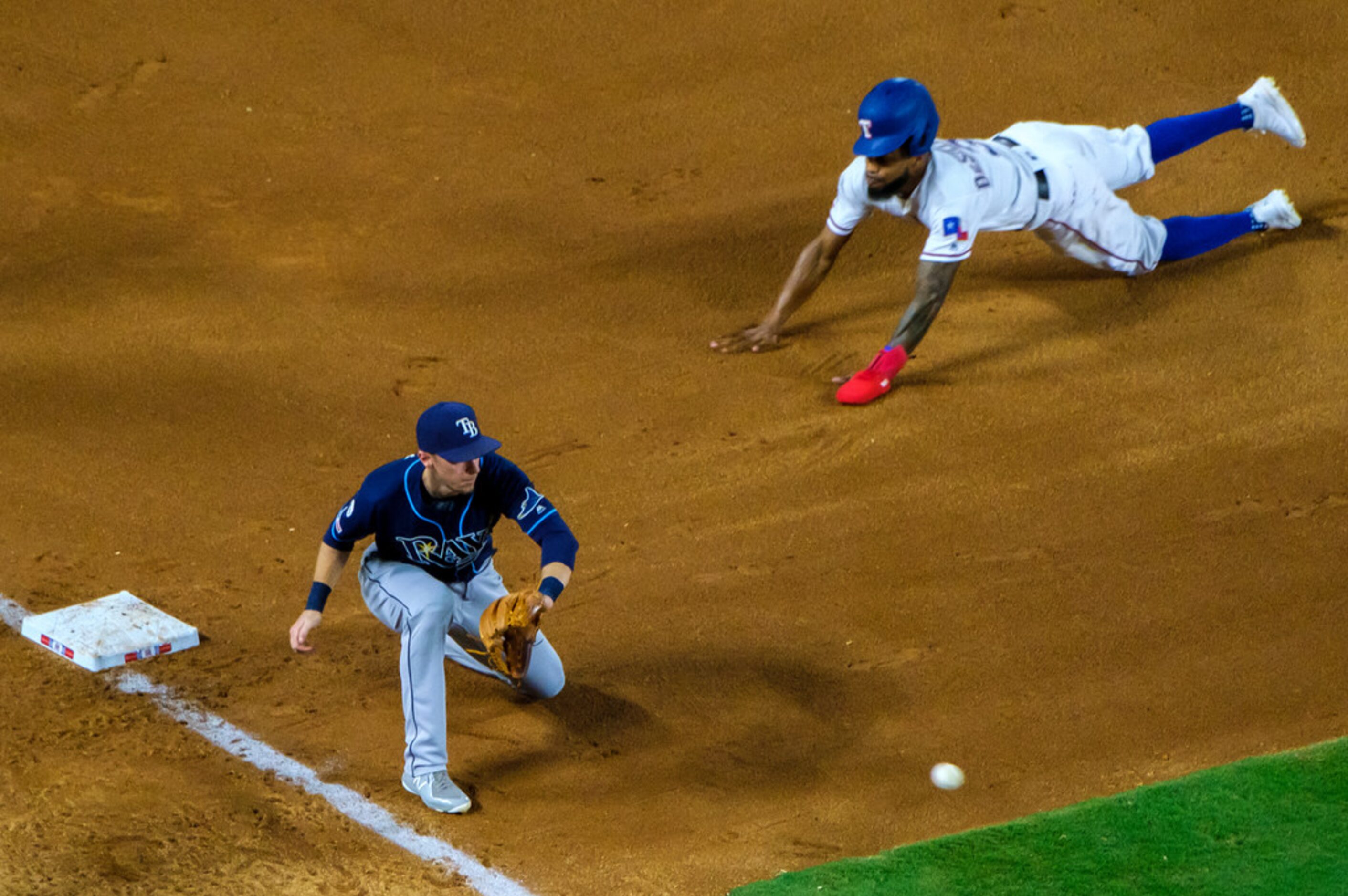 Texas Rangers shortstop Elvis Andrus (1) advances from first to third on a single by...