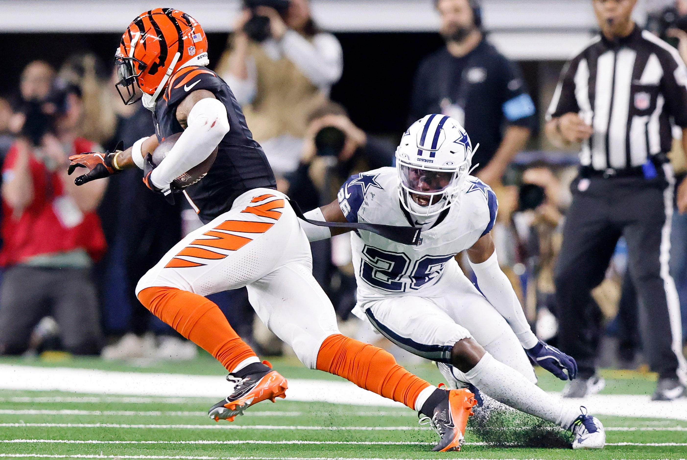 Cincinnati Bengals wide receiver Ja'Marr Chase (1) turns on Dallas Cowboys cornerback DaRon...