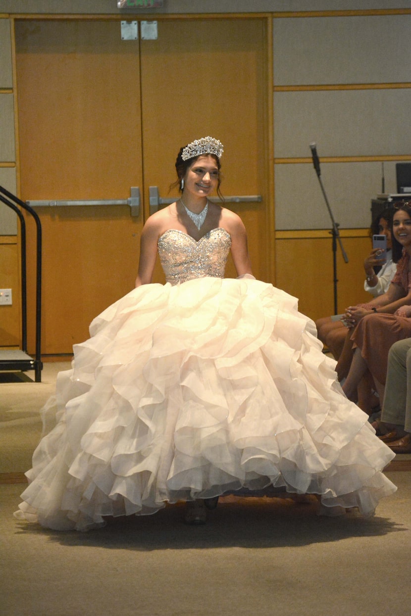 Quinceañeras desfilaron la mañana del sábado 10 de septiembre en el Dallas Arboretum para...