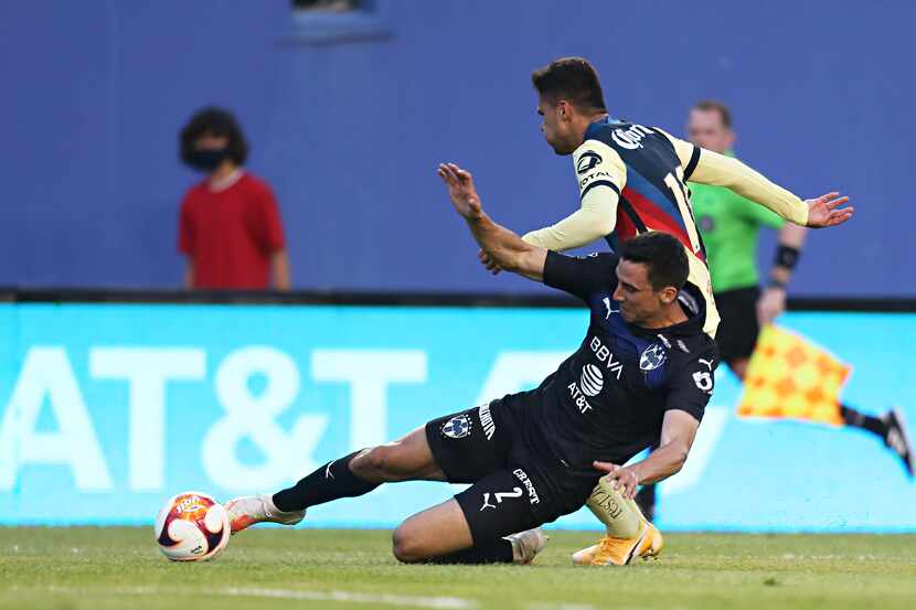 El defensa de Rayados de Monterrey Omar Mora se barre para quitarle un balón a un jugador...