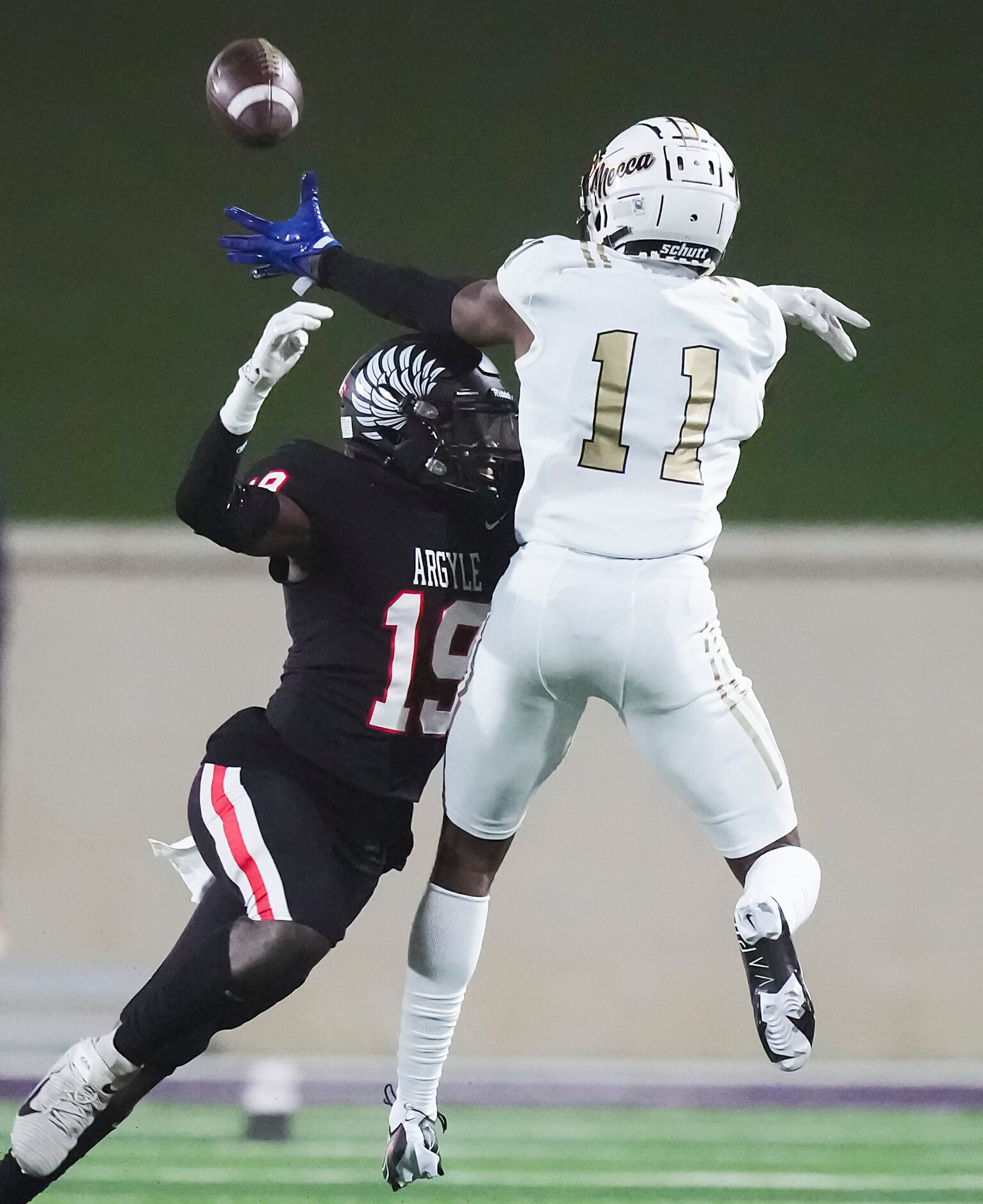 Argyle Jaaqwan Felton (19) breaks up a pass intended for South Oak Cliff wide receiver...