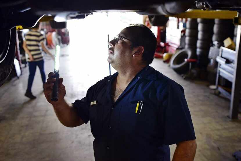 Joaquín Godínez revisa un vehículo en su taller mecánico. Con el futuro del TPS en duda,...
