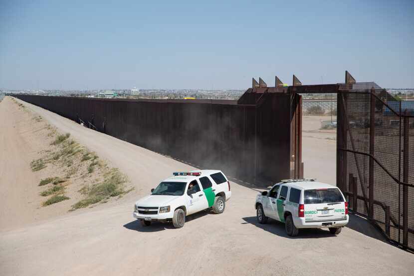 Agentes de la patrulla fronteriza en el muro entre El Paso y Ciudad Juárez