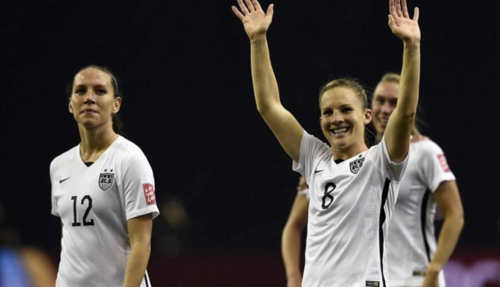 Lauren Holiday (izq.) y Amy Rodríguez festejan el triunfo de Estados Unidos 2-0 sobre...