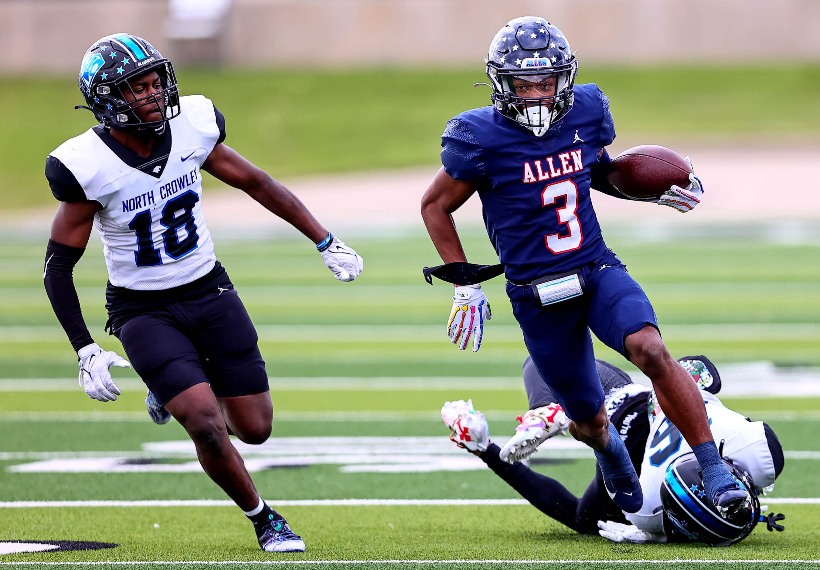 Allen wide receiver Caleb Smith (3) races past North Crowley linebacker Braylon Turner (18)...