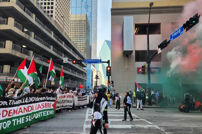 Unas 200 personas pro Palestina marcharon el martes por el centro de Dallas.