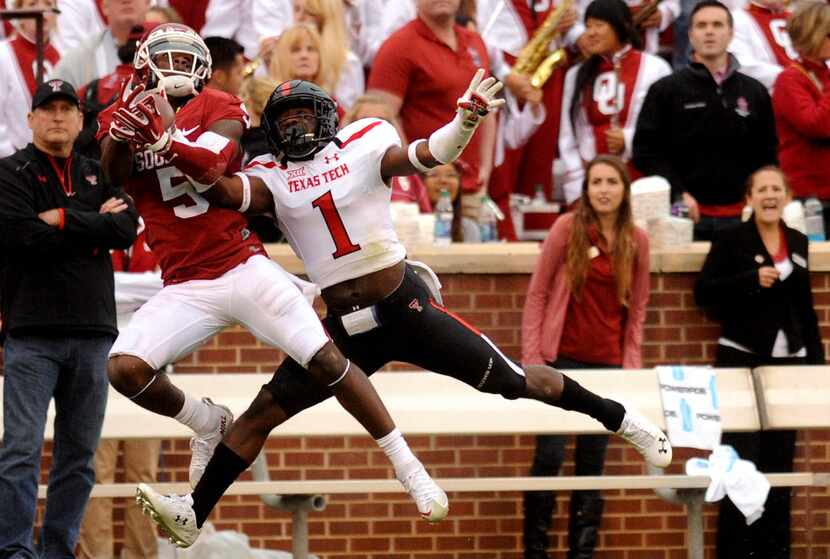Oct 24, 2015; Norman, OK, USA; Oklahoma Sooners wide receiver Durron Neal (5) attempts to...