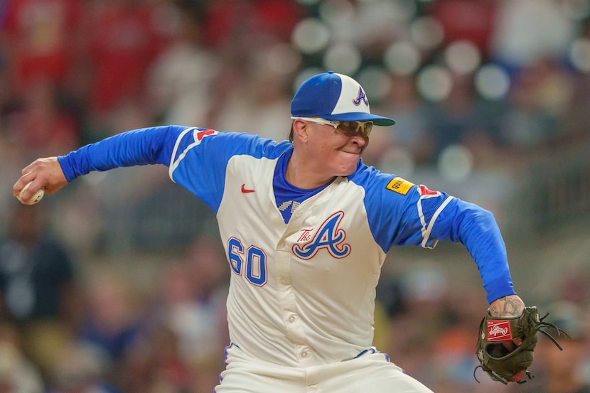 Atlanta Braves pitcher Jesse Chavez (60) throws in the ninth inning of a baseball game...