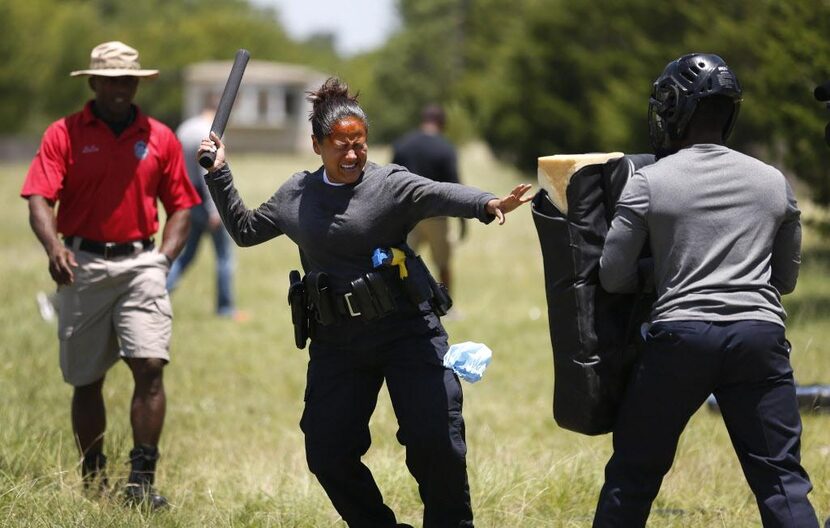 Lucero Marín, recluta de la policía de Dallas, durante un ejercicio de entrenamiento en la...