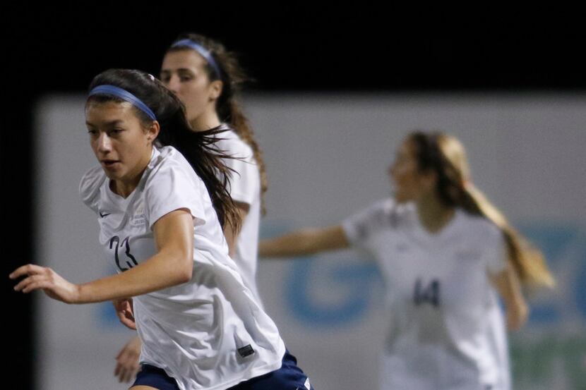 Highland Park's Maja Davison (23) controls the ball as she races up the field during first...