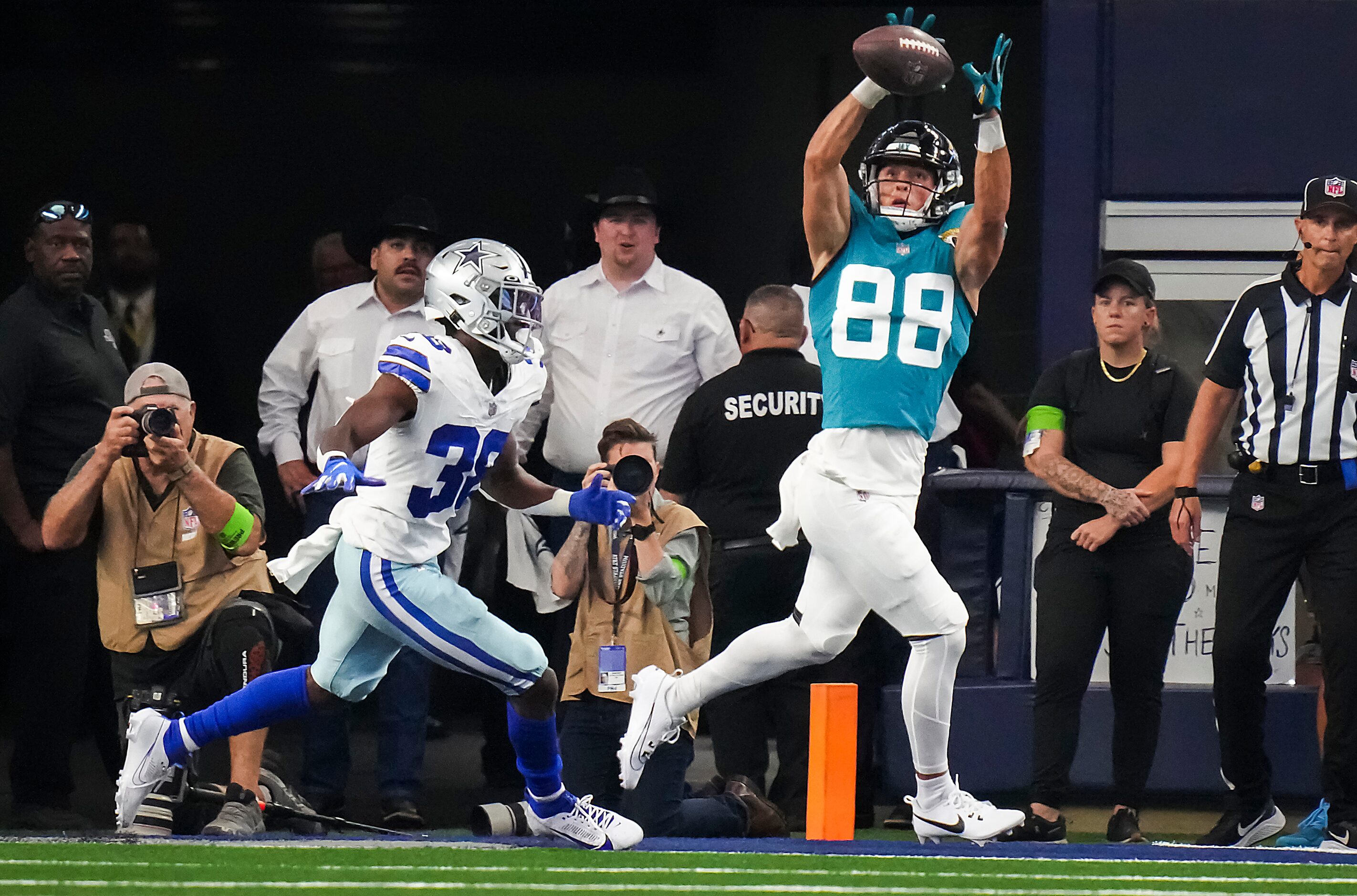 Jacksonville Jaguars wide receiver Oliver Martin (88) makes a catch for a 2-point conversion...