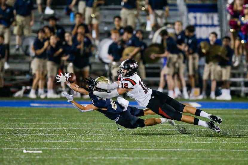 Jesuit junior running back Cameron Martin (25) is unable to catch the pass as Lake Highlands...