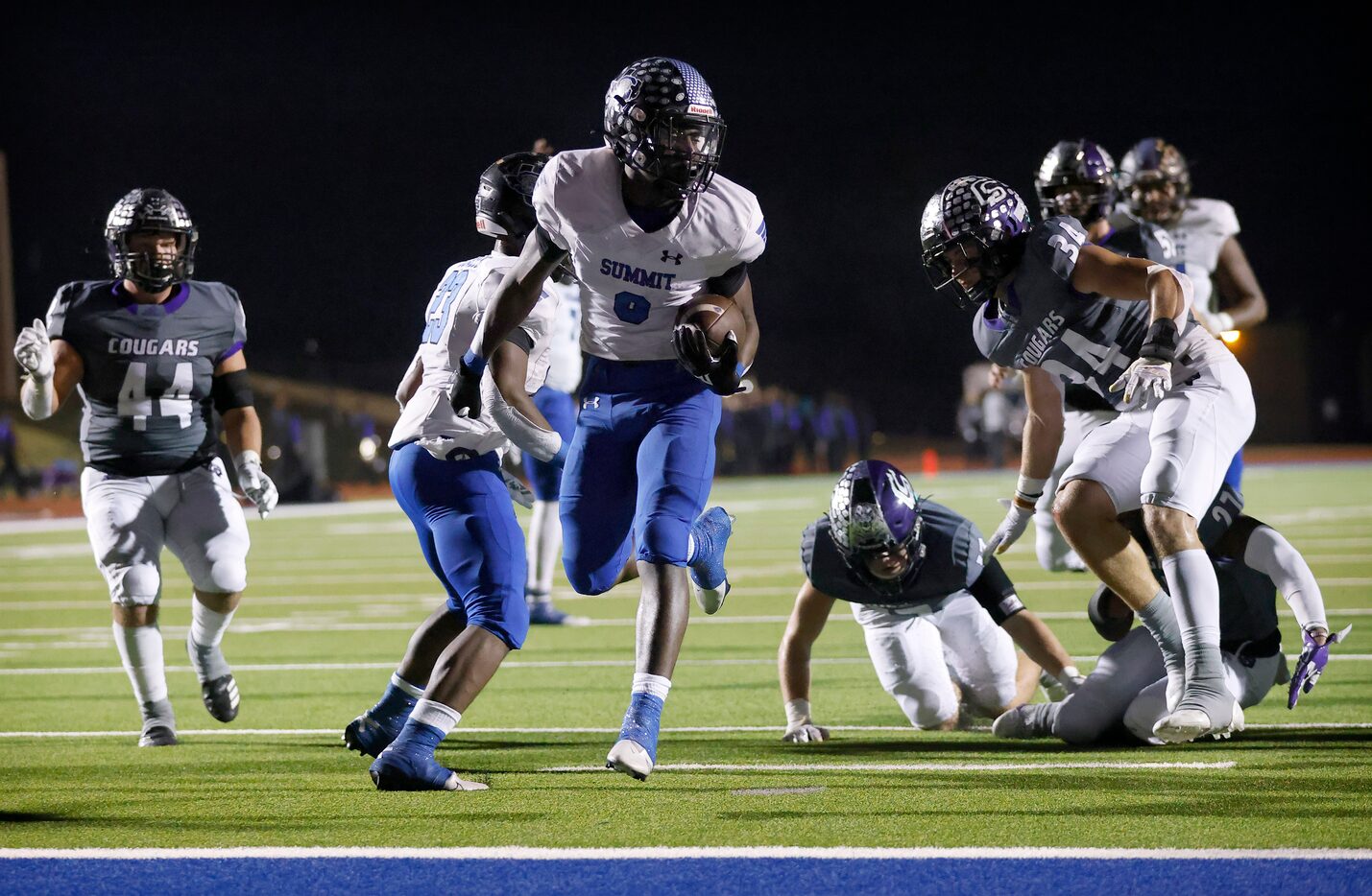 Mansfield Summit running back Keon Hobbs (8) carries the ball for a first half touchdown...