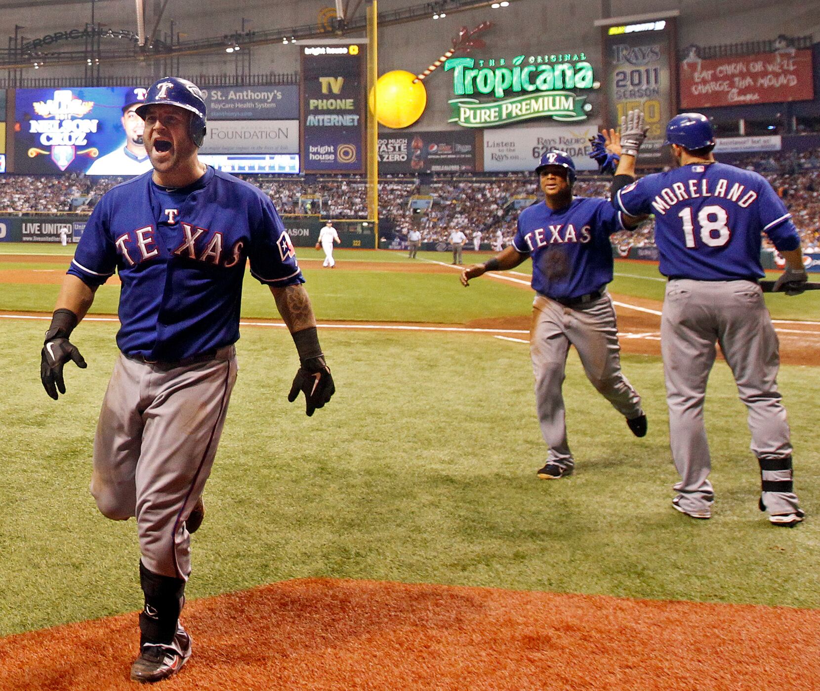 Photo: Rangers second baseman Ian Kinsler tags out St. Louis