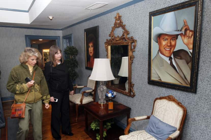 Diana Gats (left), of Irving, and her sister-in-law, Carol Gats, of Wheaton, Ill., took a...