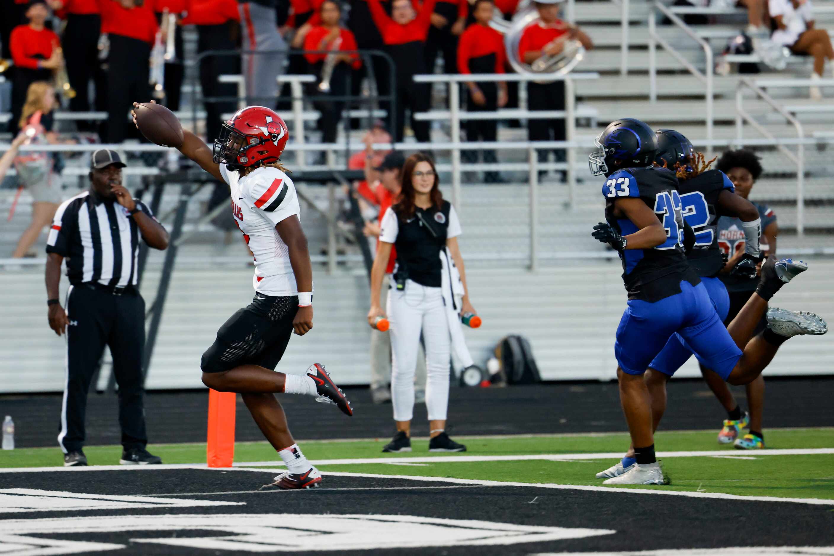 Mesquite Horn’s J.T. Thomas quarterback (2) outruns the North Forney defense for a touchdown...
