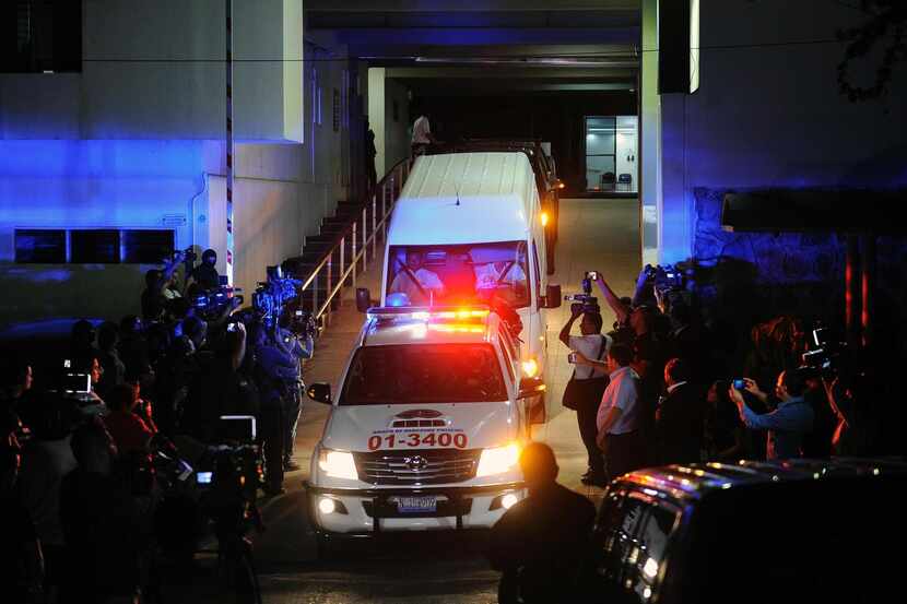 Una carroza fúnebre abandona sale de un hospital con los restos del expresidente salvadoreño...