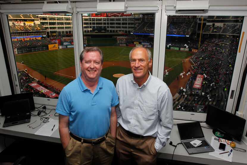 Los comentaristas de radio en inglés de los Texas Rangers, Matt Hicks (izq) y Eric Nadel,...
