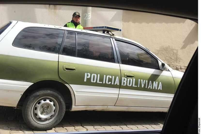 Agentes de la policía boliviana rodearon la sede diplomática mexicana en La Paz después de...