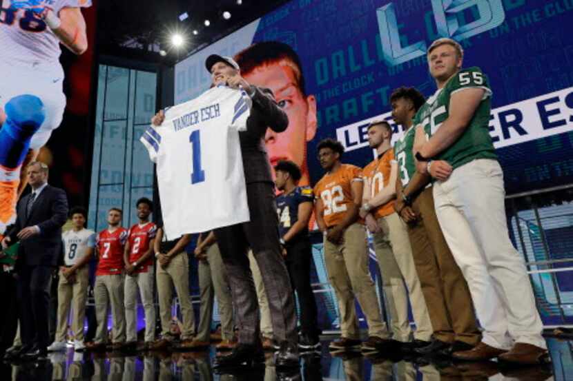 Leighton Vander Esch es escogido por los Dallas Cowboys en el NFL Draft 2018. Foto AP

