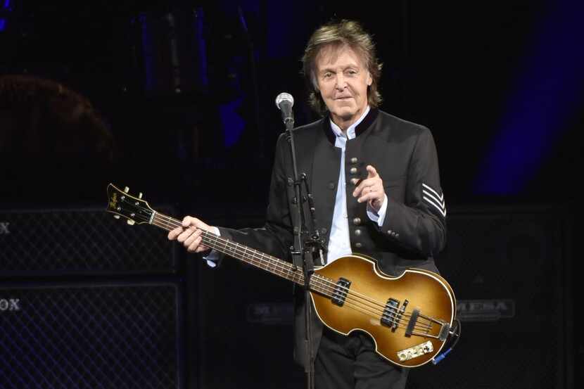 Imagen de 2017 de Paul McCartney en un concierto de su gira One on One Tour en el Hollywood...