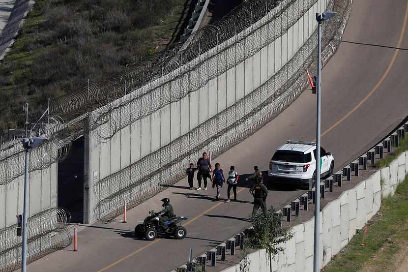 Migrantes hondureños son detenidos por la Patrulla Fronteriza de Estados Unidos tras...