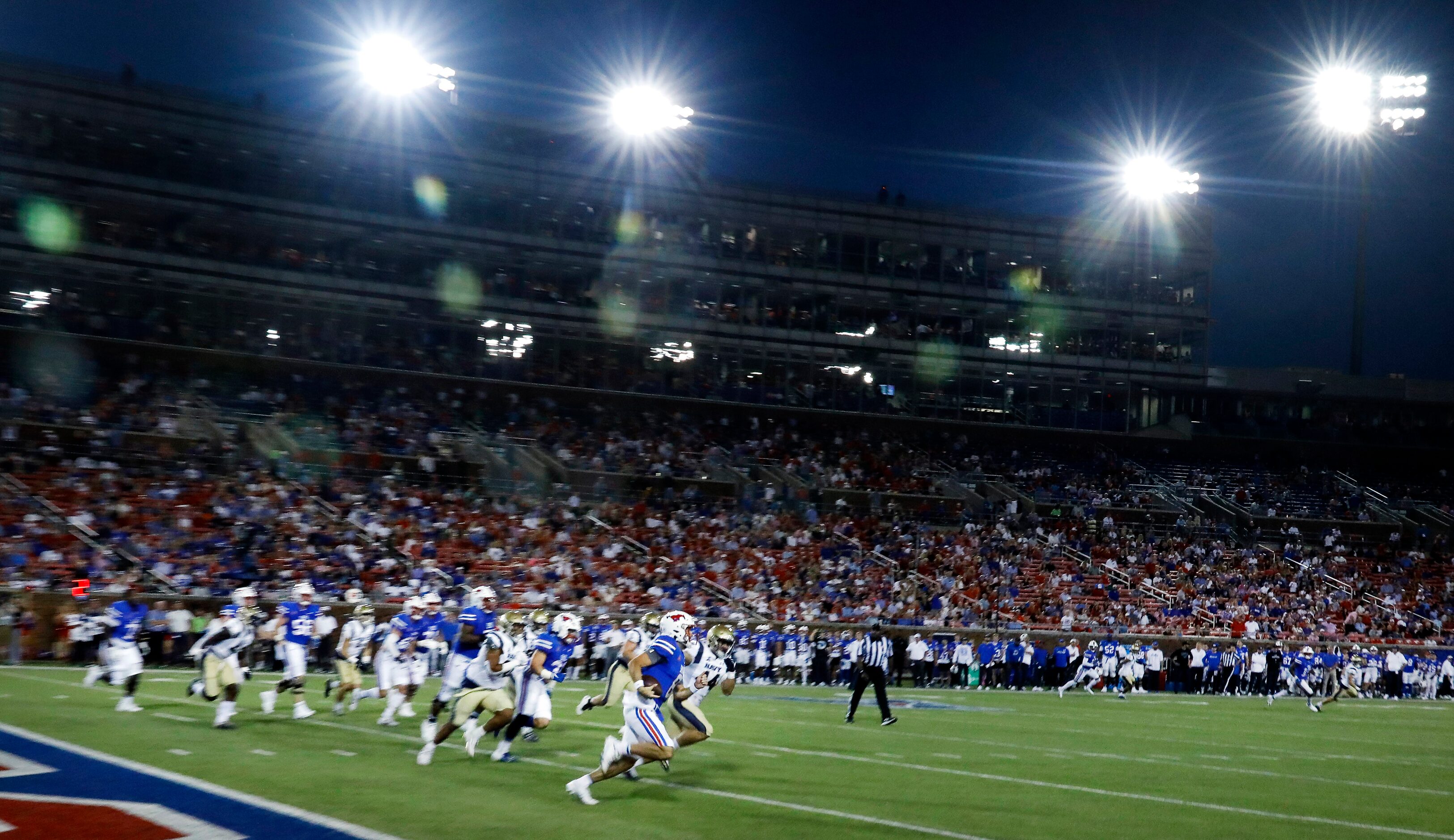 Southern Methodist Mustangs quarterback Tanner Mordecai (8) keeps the ball and races toward...