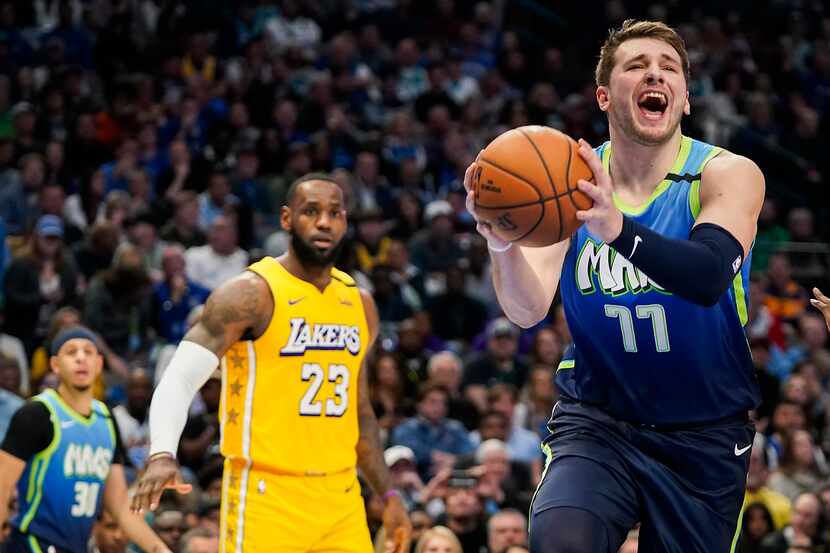 Dallas Mavericks guard Luka Doncic (77) drives to the basket as Los Angeles Lakers forward...